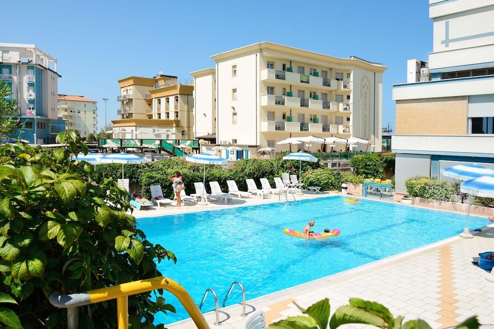 Caesar Hotel 4*